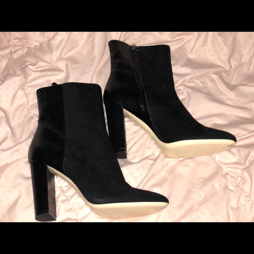 Ann Mashburn Black Snake-skin ankle boots. Size 9
